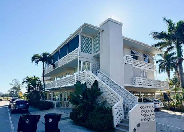 Property at 131 N Golfview Rd #4, Lake Worth, FL 33460, 3 beds, 3 baths