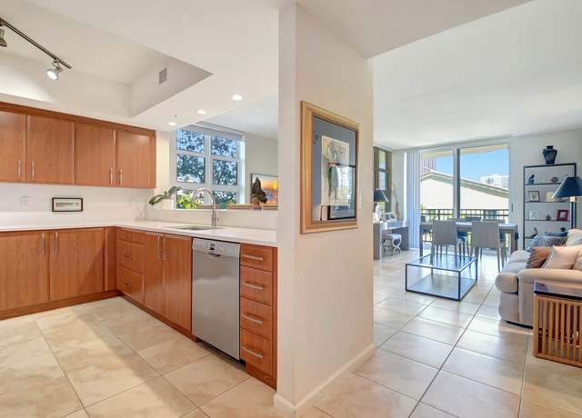 Property at 403 S Sapodilla Ave #305, West Palm Beach, FL 33401, 2 beds, 2.5 baths