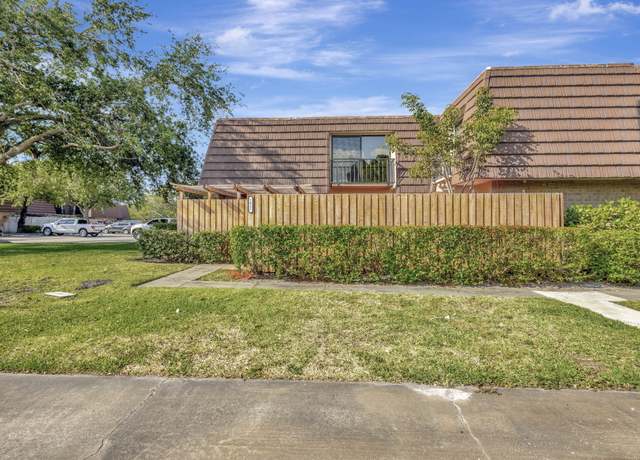 Property at 1621 16th Ln, Palm Beach Gardens, FL 33418, 2 beds, 2.5 baths