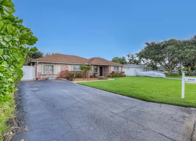 Property at 1915 Laurel Ln, Lake Clarke Shores, FL 33406, 4 beds, 2 baths