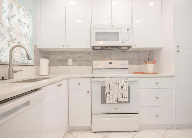 Property at 2901 Sunrise Lakes Dr E #310, Sunrise, FL 33322, 2 beds, 2 baths