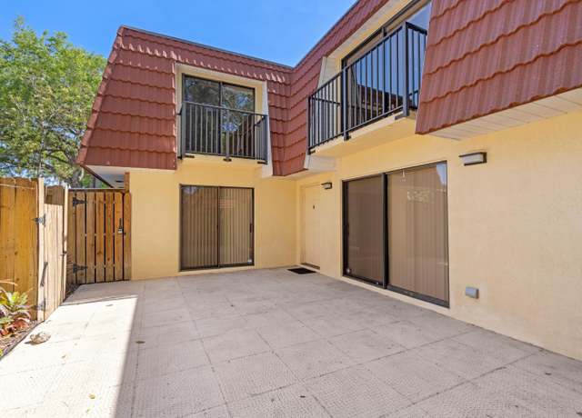 Property at 9919 NW 6th Ct, Plantation, FL 33324, 2 beds, 2.5 baths