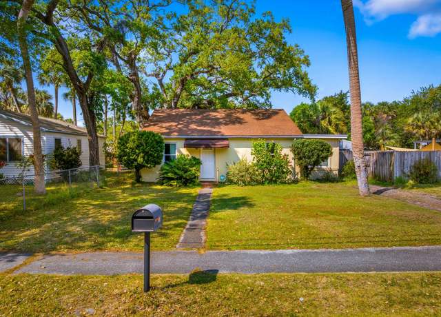 Property at 810 Citrus Ave, Fort Pierce, FL 34950, 3 beds, 2 baths