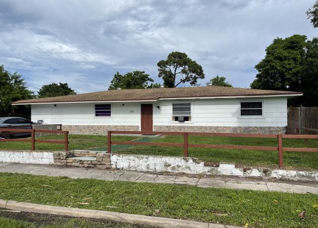 Property at 3024 W Dixie Blvd, Fort Pierce, FL 34946, 3 beds, 2 baths