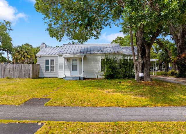 Property at 806 Citrus Ave, Fort Pierce, FL 34950, 2 beds, 1.5 baths