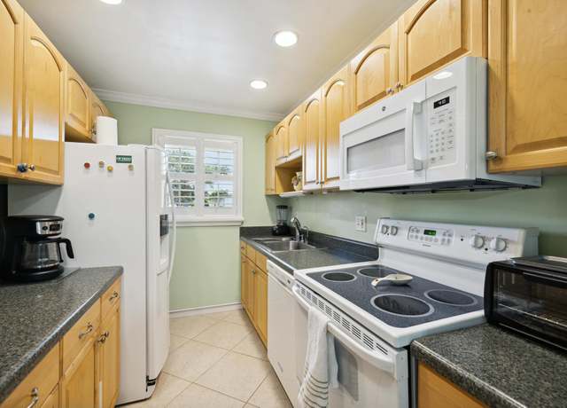 Property at 925 S Drive Ter Unit A, Delray Beach, FL 33445, 2 beds, 2 baths