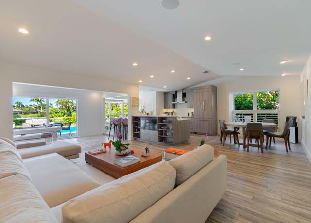 Property at 2291 Las Casitas Dr, Wellington, FL 33414, 2 beds, 2.5 baths