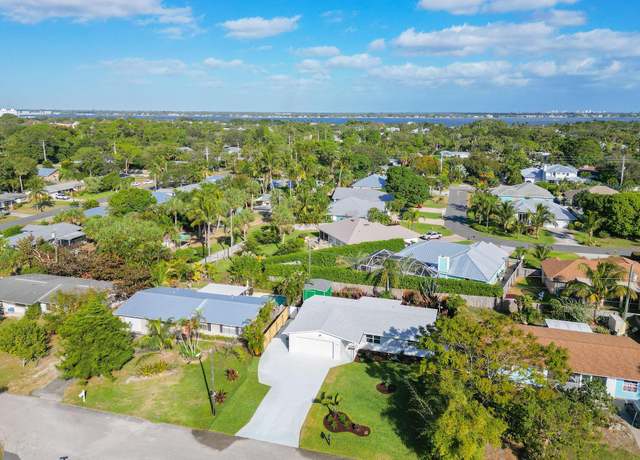 Property at 1115 SE Alamanda Ln, Stuart, FL 34996, 3 beds, 2 baths