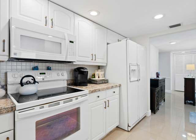 Property at 899 Jeffery St #301, Boca Raton, FL 33487, 3 beds, 2 baths