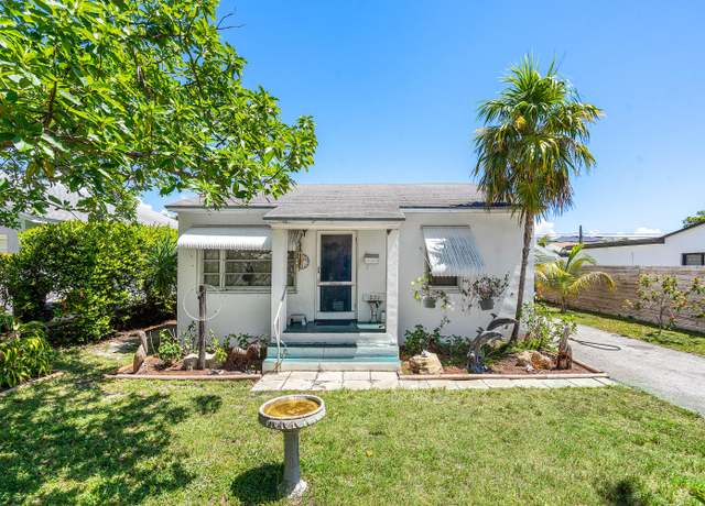 Property at 221 NE 10th St, Delray Beach, FL 33444, 2 beds, 1 bath