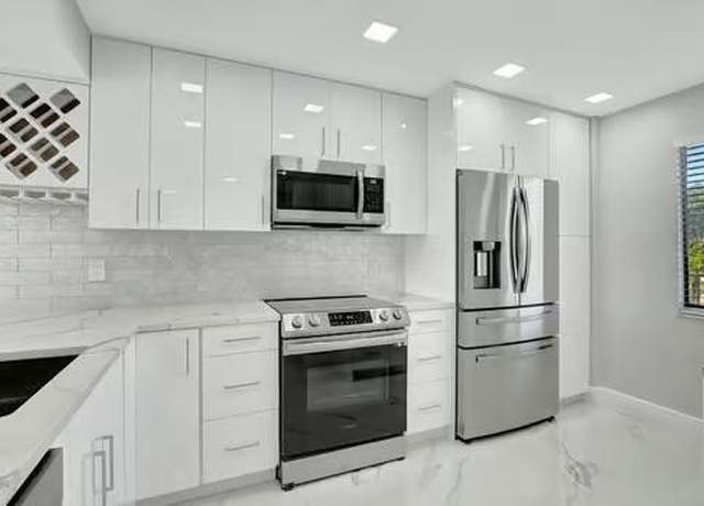 Property at 7076 Huntington Ln #407, Delray Beach, FL 33446, 2 beds, 2 baths