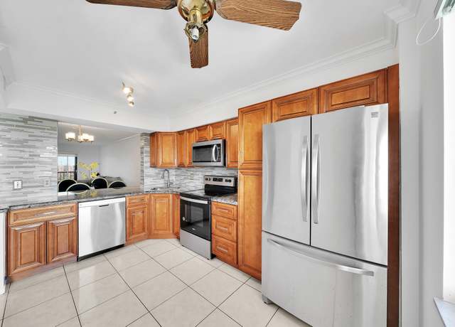 Property at 7076 Huntington Ln #803, Delray Beach, FL 33446, 2 beds, 2 baths