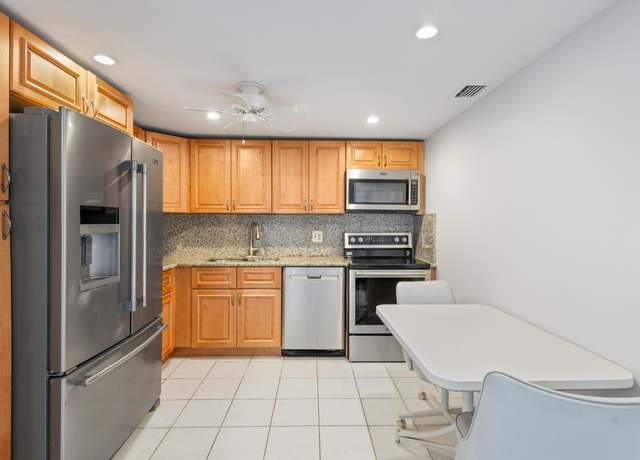 Property at 304 Wellington F, West Palm Beach, FL 33417, 1 bed, 1.5 baths