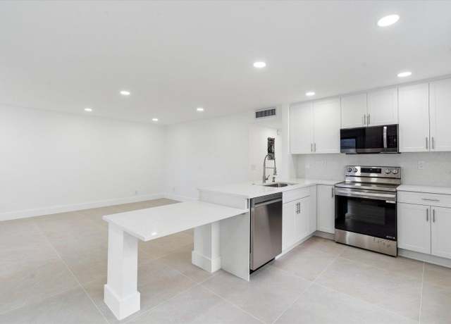 Property at 578 Burgundy M Unit M, Delray Beach, FL 33484, 2 beds, 2 baths