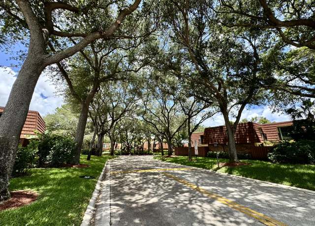 Property at 1535 Masters Cir #148, Delray Beach, FL 33445, 2 beds, 2.5 baths
