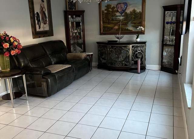 Property at 20 Laredo Pl Unit 2-1, Davie, FL 33324, 2 beds, 2.5 baths