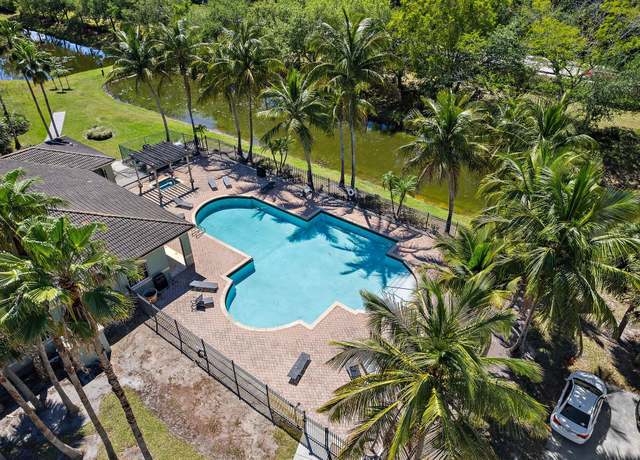 Property at 250 Crestwood Cir #208, Royal Palm Beach, FL 33411, 3 beds, 2 baths