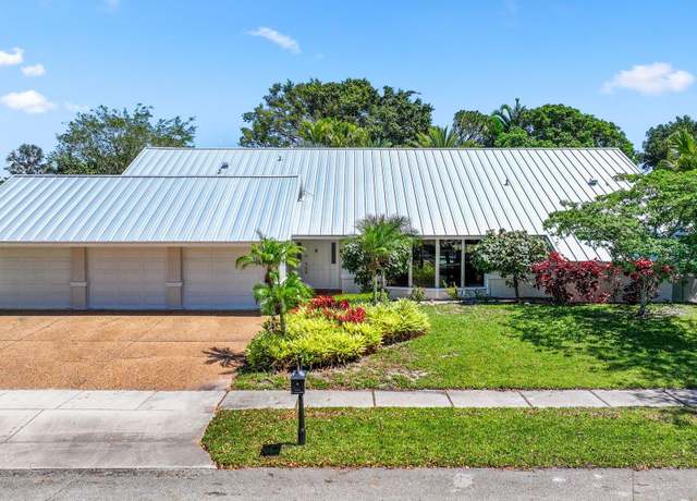 Property at 3035 St James Dr, Boca Raton, FL 33434, 4 beds, 3.5 baths