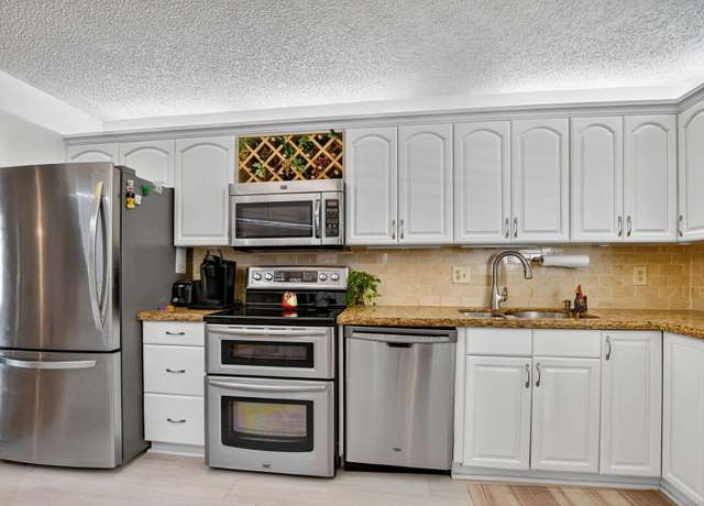 Property at 5650 Camino Del Sol #200, Boca Raton, FL 33433, 3 beds, 2.5 baths