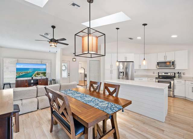 Property at 110 Parkwood Dr, Royal Palm Beach, FL 33411, 4 beds, 3 baths