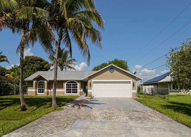 Property at 2514 SE Lakewood St, Port Saint Lucie, FL 34952, 3 beds, 2 baths