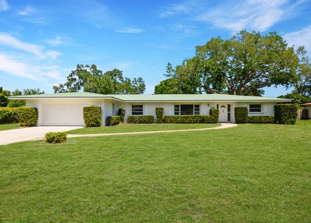 Property at 1034 Grandview Blvd, Fort Pierce, FL 34982, 4 beds, 3 baths