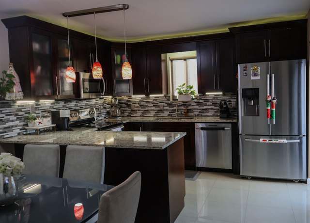 Property at 5702 Waterview Cir, Palm Springs, FL 33461, 2 beds, 2.5 baths