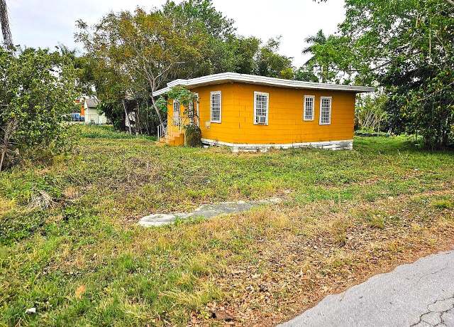 Property at 398 Cypress Ave, Pahokee, FL 33476, 3 beds, 1 bath