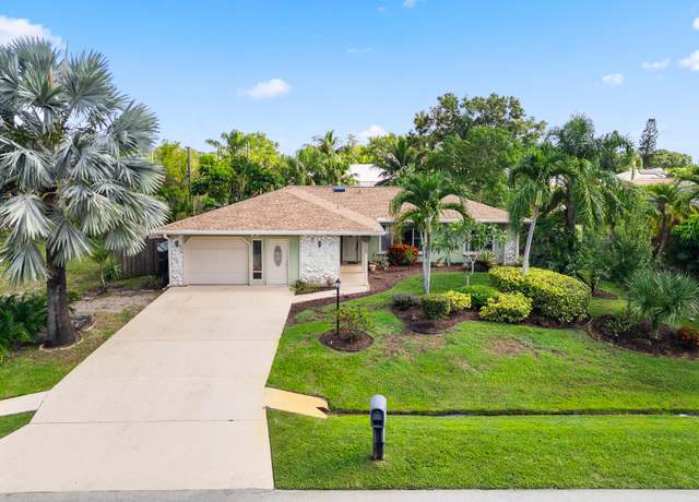 Property at 1107 SE Cambridge Dr, Port Saint Lucie, FL 34952, 3 beds, 2 baths