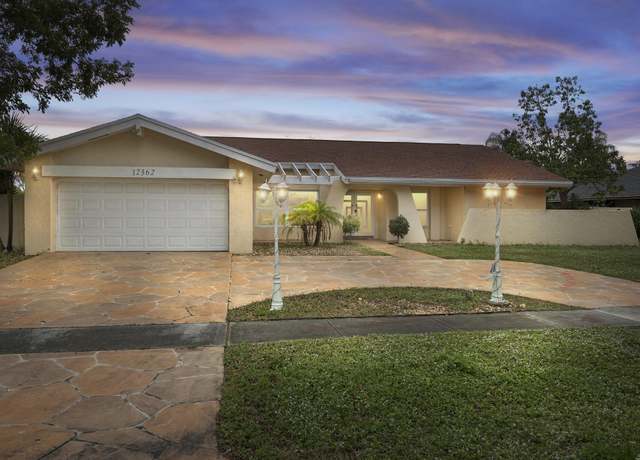 Property at 12362 Sawgrass Ct, Wellington, FL 33414, 4 beds, 3 baths