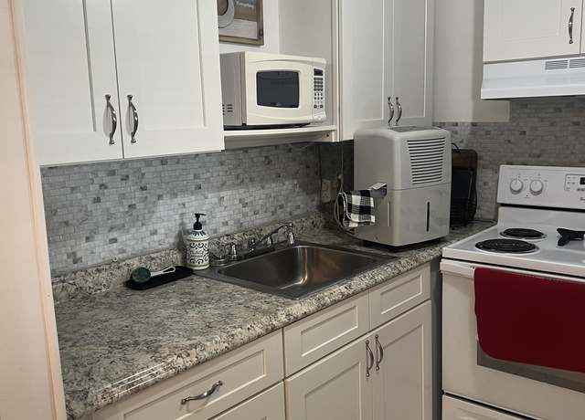 Property at 132 Berkshire F, West Palm Beach, FL 33417, 1 bed, 1 bath