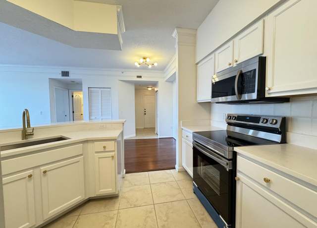 Property at 5306 E Myrtlewood Cir, Palm Beach Gardens, FL 33418, 2 beds, 2 baths