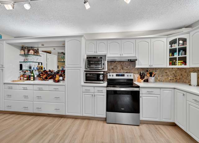 Property at 505 5th Ter, Palm Beach Gardens, FL 33418, 3 beds, 2.5 baths