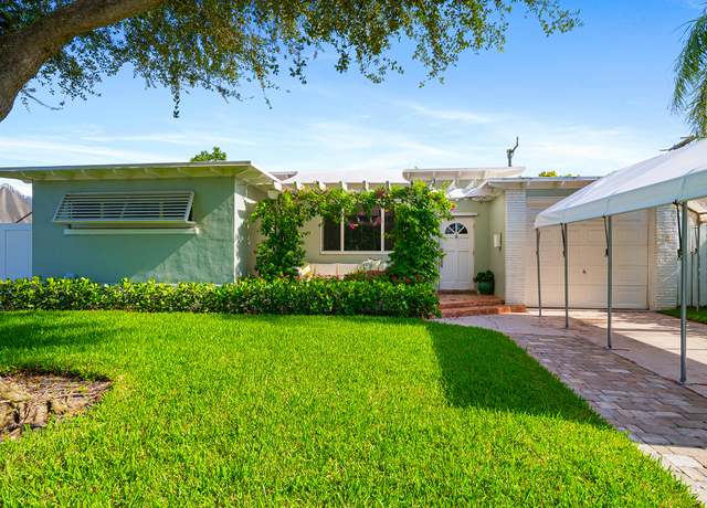 Property at 230 Santa Lucia Dr, West Palm Beach, FL 33405, 3 beds, 3 baths
