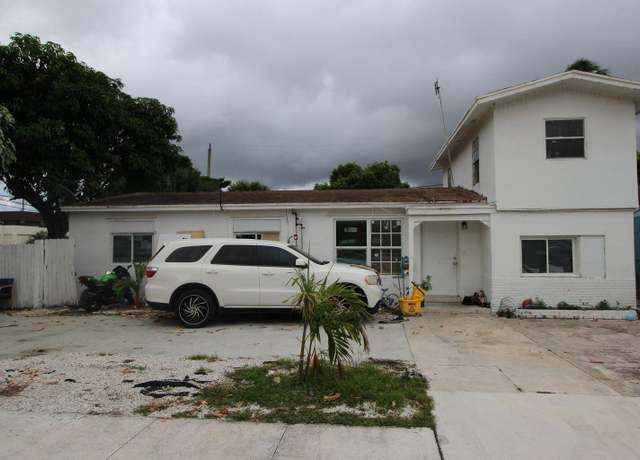 Property at 2000 Longwood Rd, West Palm Beach, FL 33409, 6 beds, 3.5 baths