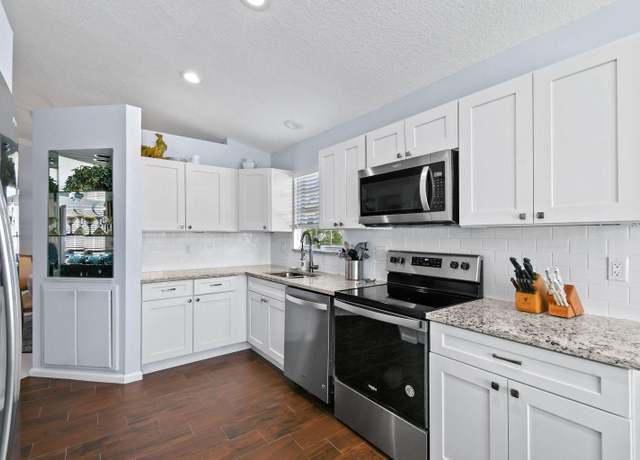 Property at 252 Legendary Cir, Palm Beach Gardens, FL 33418, 3 beds, 2 baths