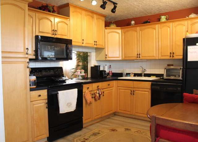 Property at 149 Lake Gloria Dr, West Palm Beach, FL 33411, 2 beds, 2 baths