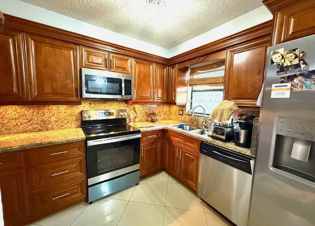 Property at 304 Shoreview Dr #4, Greenacres, FL 33463, 2 beds, 2.5 baths