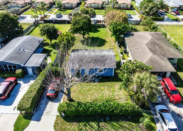 Property at 218 SW 11th Ave, Delray Beach, FL 33444, 2 beds, 1 bath