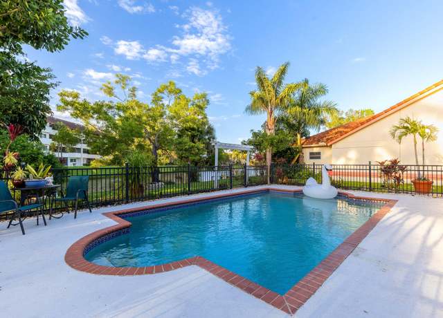 Property at 12673 White Coral Dr, Wellington, FL 33414, 3 beds, 2.5 baths