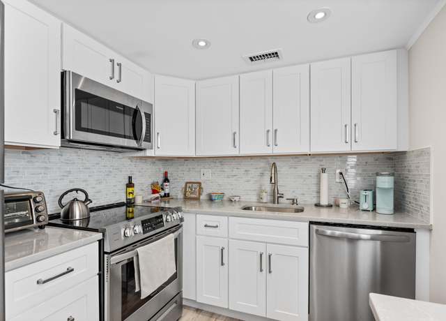 Property at 245 Burgundy F, Delray Beach, FL 33484, 2 beds, 2 baths