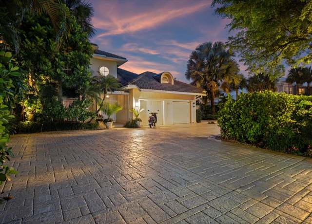 Property at 11851 Pebblewood Dr, Wellington, FL 33414, 3 beds, 3 baths