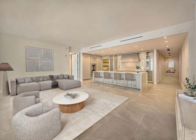 Property at 220 SE Mizner Blvd #204, Boca Raton, FL 33432, 2 beds, 2.5 baths
