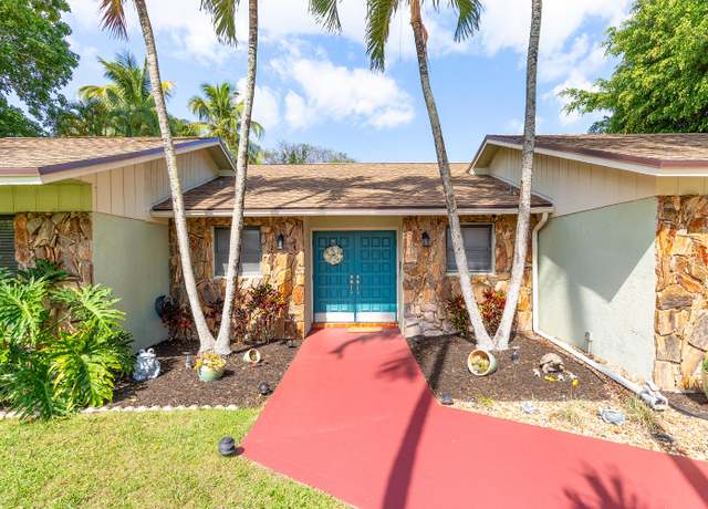 Property at 267 Old Country Rd S, Wellington, FL 33414, 4 beds, 2.5 baths