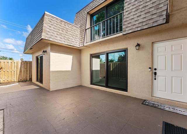Property at 301 Waterview Dr, Palm Springs, FL 33461, 3 beds, 2.5 baths