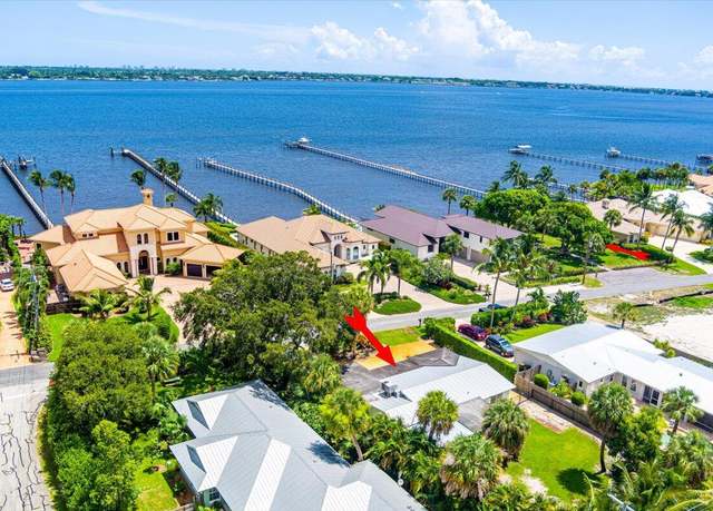 Property at 804 SE Riverside Dr, Stuart, FL 34994, 2 beds, 2.5 baths
