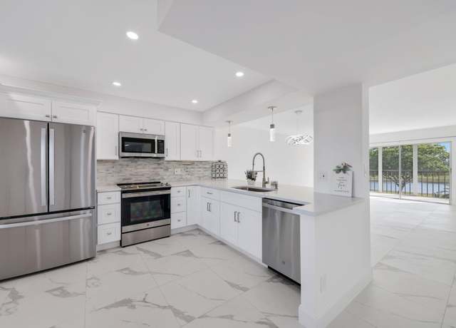 Property at 6936 Huntington Ln #302, Delray Beach, FL 33446, 2 beds, 2 baths