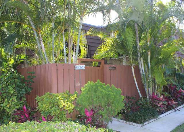 Property at 3974 Carolina Dr, Lake Worth, FL 33461, 2 beds, 2.5 baths