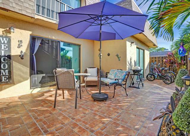 Property at 804 Waterview Dr, Palm Springs, FL 33461, 3 beds, 2.5 baths