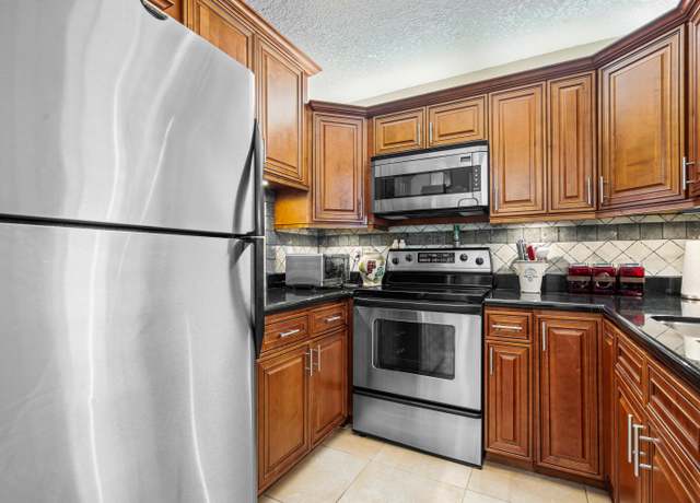 Property at 400 NE 20th St Unit B204, Boca Raton, FL 33431, 1 bed, 1 bath